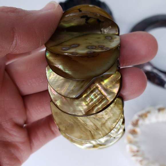 4 Assorted Shell and Similar Beaded Bracelets - Picture 7 of 10